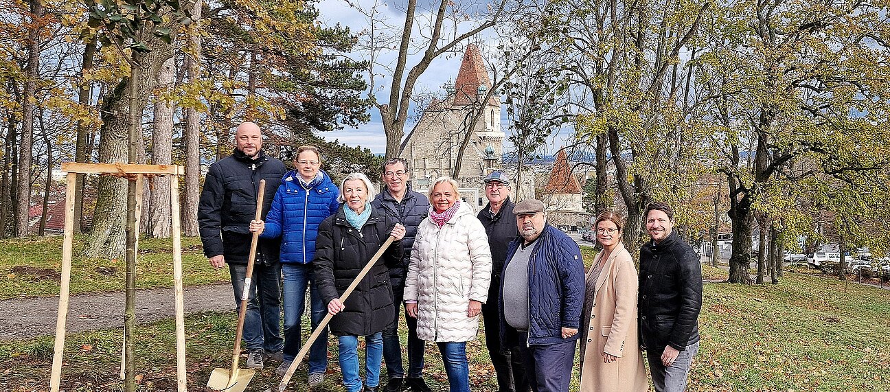 Gruppenfoto Gemeinderät:innen pflanzen Bäume