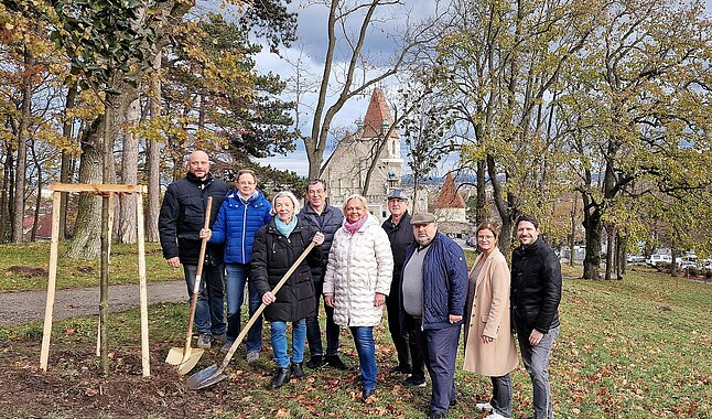 Gruppenfoto Gemeinderät:innen pflanzen Bäume